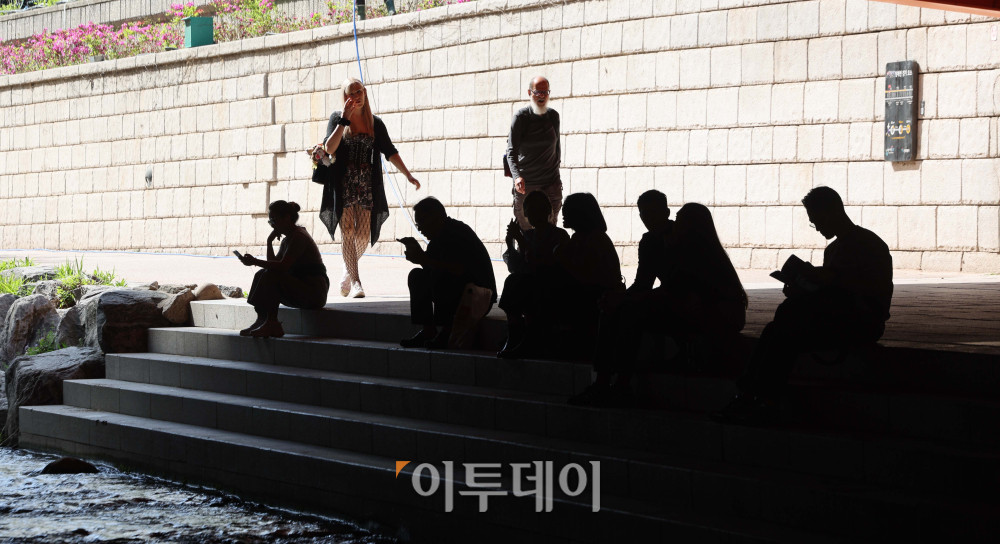 ▲서울 낮 최고기온이 28도 안팎까지 올라가는 초여름 날씨를 보인 16일 시민들이 청계천에서 산책을 하고 있다. 김예연 인턴기자 kimye@