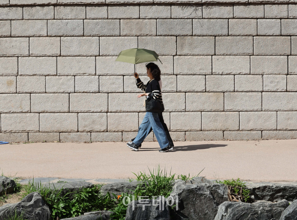 ▲서울 낮 최고기온이 28도 안팎까지 올라가는 초여름 날씨를 보인 16일 시민들이 청계천에서 산책을 하고 있다. 김예연 인턴기자 kimye@