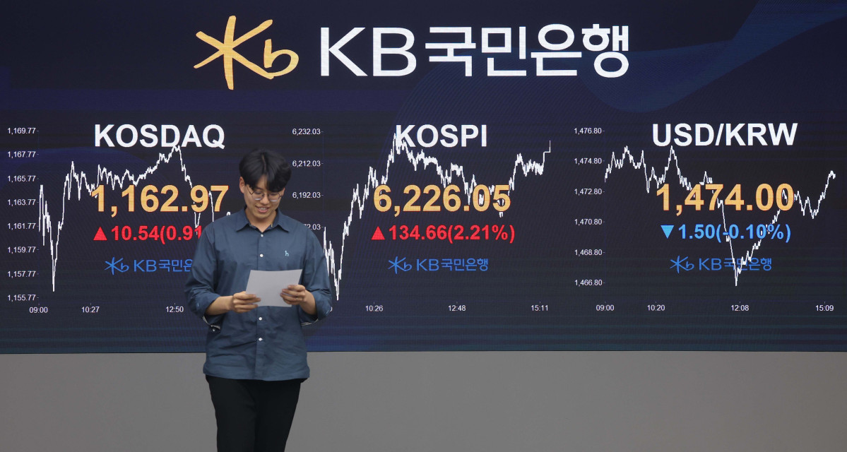 ▲중동 전쟁 완화 기대감에 코스피가 전쟁 이전 수준인 6200선을 넘어선 16일 서울 여의도 KB국민은행 딜링룸에 코스피 등 시황이 표시되고 있다. 이날 코스피는 전 거래일 대비 34.66p(2.21%) 오른 6226.05에 거래를 마쳤다. 코스피는 전장대비 0.95% 오른 6149.49에 거래를 시작해 상승폭을 키웠다. 코스피가 6200선을 넘겨 거래를 마친 건 전쟁 전인 2월 27일(6244.13) 이후 약 7주 만이다. 신태현 기자 holjjak@