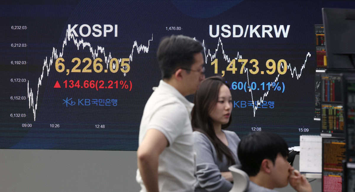 ▲중동 전쟁 완화 기대감에 코스피가 전쟁 이전 수준인 6200선을 넘어선 16일 서울 여의도 KB국민은행 딜링룸에 코스피 등 시황이 표시되고 있다. 이날 코스피는 전 거래일 대비 34.66p(2.21%) 오른 6226.05에 거래를 마쳤다. 코스피는 전장대비 0.95% 오른 6149.49에 거래를 시작해 상승폭을 키웠다. 코스피가 6200선을 넘겨 거래를 마친 건 전쟁 전인 2월 27일(6244.13) 이후 약 7주 만이다. 신태현 기자 holjjak@