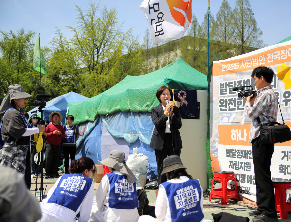 ▲유은혜 경기도교육감 예비후보가 16일 국회 정문 앞에서 오체투지 농성을 이어가고 있는 (사)경기장애인부모연대를 방문해 발달장애 자녀 부모들에게 정책 제안에 대한 검토 의지를 밝히고 있다. (유은혜 예비후보 캠프)