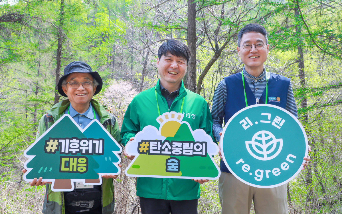 ▲16일 경기도 용인시 처인구 이동읍 묵리 ‘제2호 현대백화점그룹 탄소중립의 숲’에서 윤영식 현대지에프홀딩스 부사장(사진 오른쪽)과 송준호 북부지방산림청장(사진 가운데), 김석권 생명의숲 대표(사진 왼쪽)이 기념 사진을 촬영하고 있다. (사진제공=현대백화점그룹)