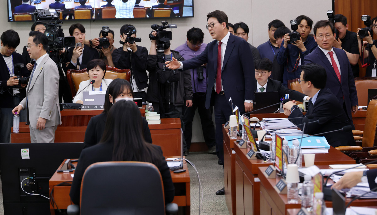 ▲국민의힘 신동욱 의원이 16일 국회 '윤석열 정권 정치검찰 조작기소 의혹 사건 진상규명' 국정조사특별위원회에서 열린 대장동·위례 개발비리 및 김용 전 민주연구원 부원장 관련 의혹 사건에 대한 청문회에서 서영교 위원장의 발언 정지 및 퇴장 명령에 반발하며 항의하고 있다. 사진=연합뉴스