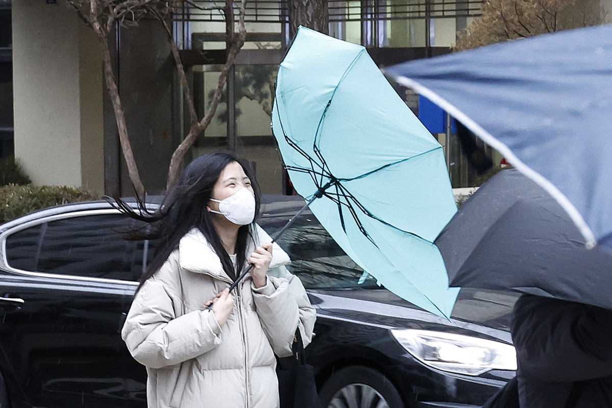 ▲한 시민이 손에 든 우산이 바람에 뒤집히고 있다. (이투데이DB)