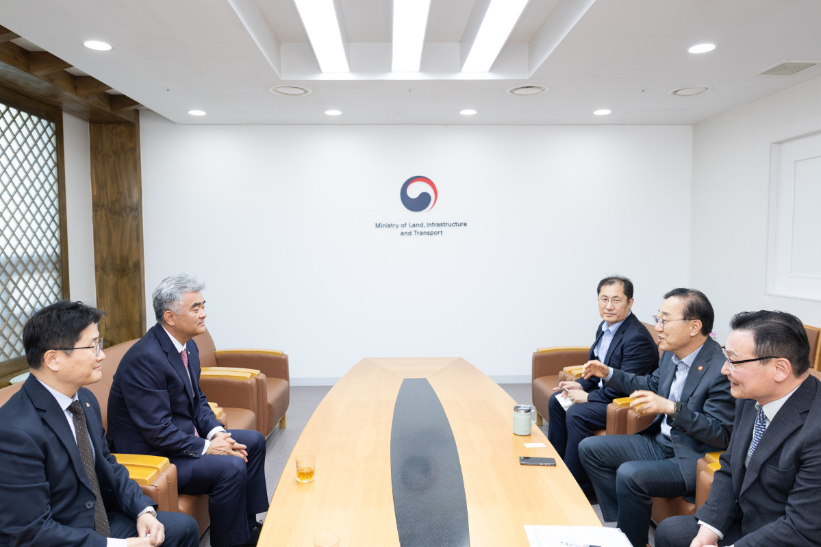 ▲김윤덕 국토교통부 장관(오른쪽 가운데)이 정원주 대우건설 회장(왼쪽 두 번째)과 만나 가덕도 신공항 관련 면담을 하고 있다. (사진제공=국토교통부)