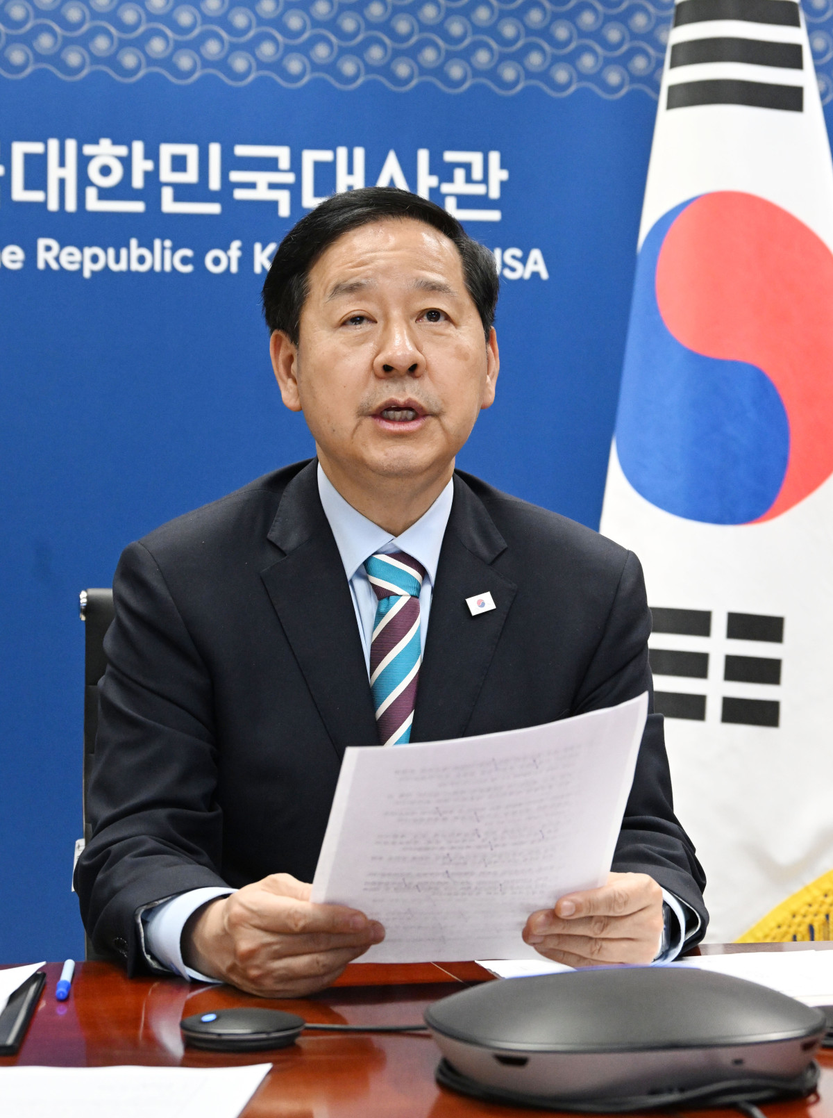 ▲주요 20개국(G20) 재무장관회의 및 국제통화기금(IMF)/세계은행(WB) 춘계회의 참석차 미국 워싱턴D.C.를 방문중인 구윤철 부총리 겸 재정경제부 장관이 4월 16일 저녁(현지시간) 주미국대한민국대사관에서 워싱턴-서울 간 영상으로 '비상경제본부회의'를 주재, 중동전쟁 관련 부처별 대응상황을 점검, 논의하고 있다. (재정경제부)