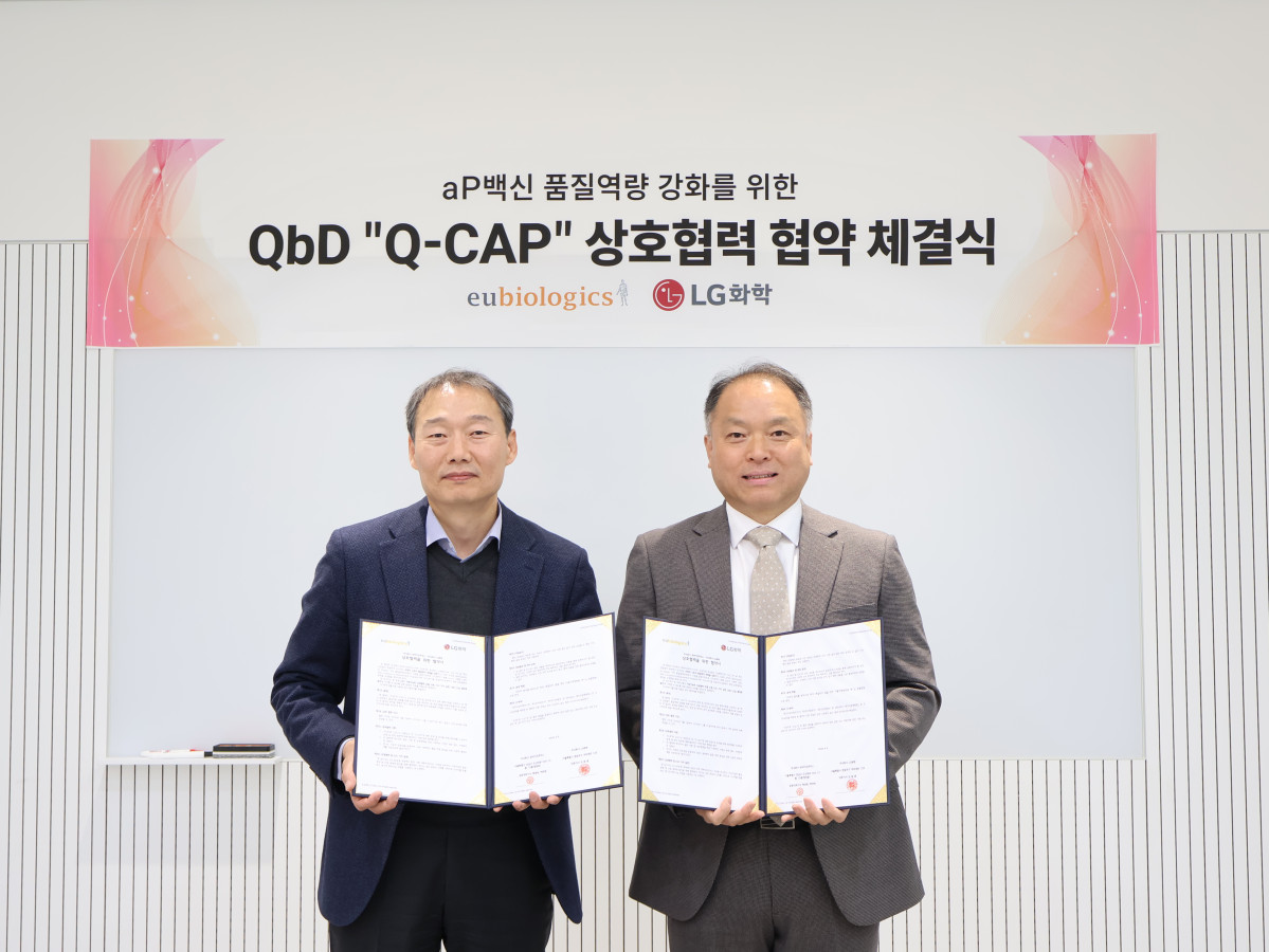 ▲박영신 유바이오로직스부사장(오른쪽)과 LG화학 정철호 상무가 유바이오로직스 백신 품질역량 고도화를 위한 MOU를 체결하며 기념 촬영을 하고 있다. (사진제공=유바이오로직스)