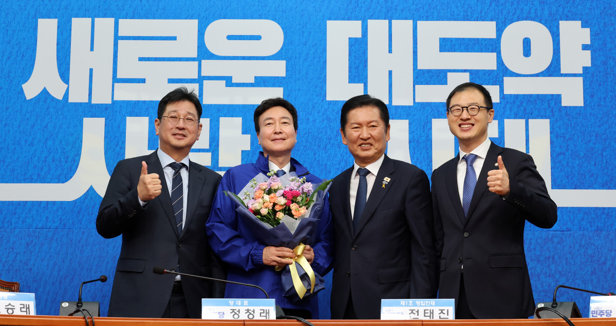 ▲더불어민주당 정청래 대표와 전태진 변호사(왼쪽 두 번째), 김상욱 울산시장 후보, 김태선 울산시당 위원장이 17일 국회에서 열린 1차 인재영입식에서 기념촬영을 하고 있다.  사진=연합뉴스