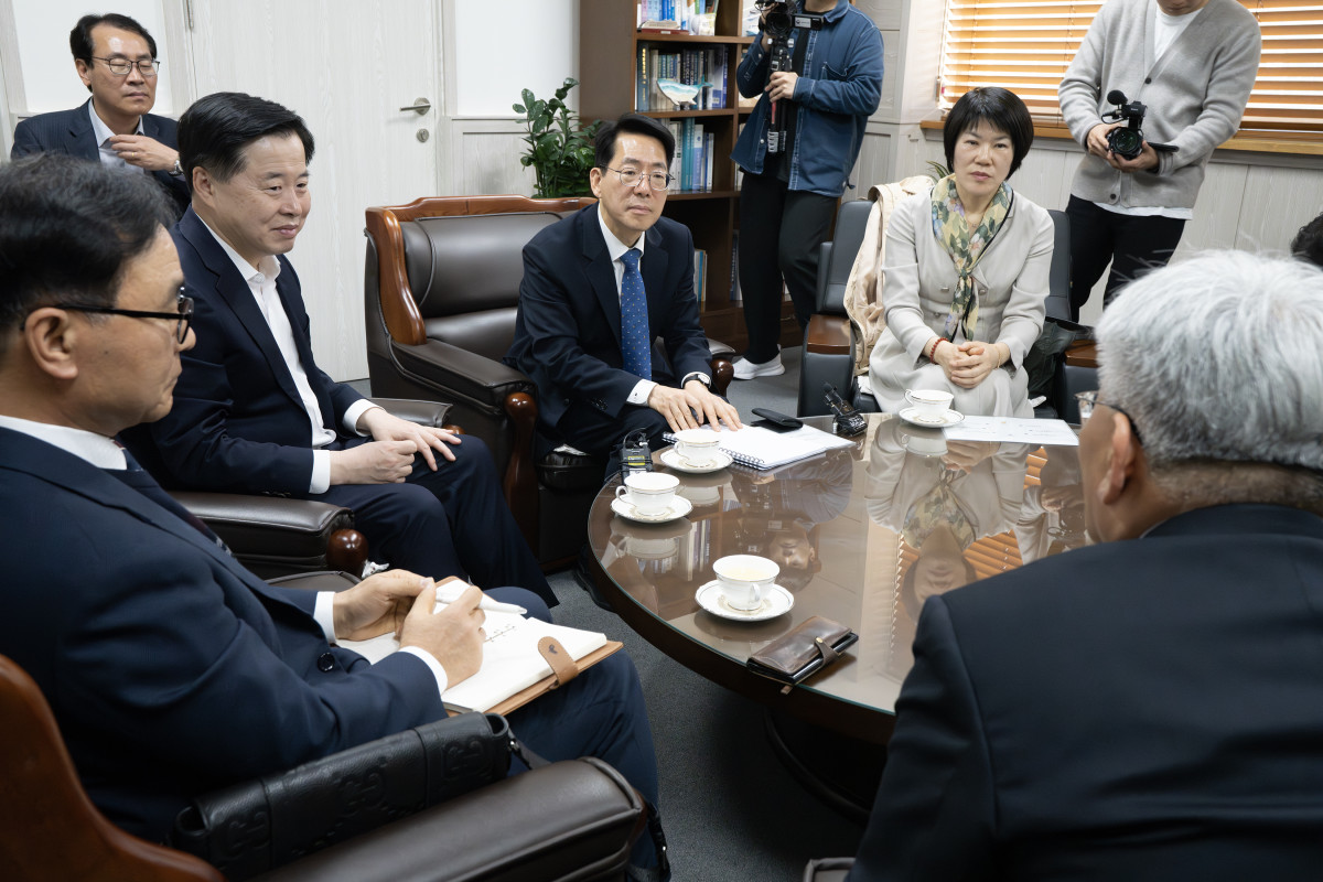 ▲황종우 해양수산부 장관이 14일 인천 항만물류 업계 관계자들과 가진 간담회에서 물류 현안과 업계 고충을 논의하고 있다. (연합뉴스)
