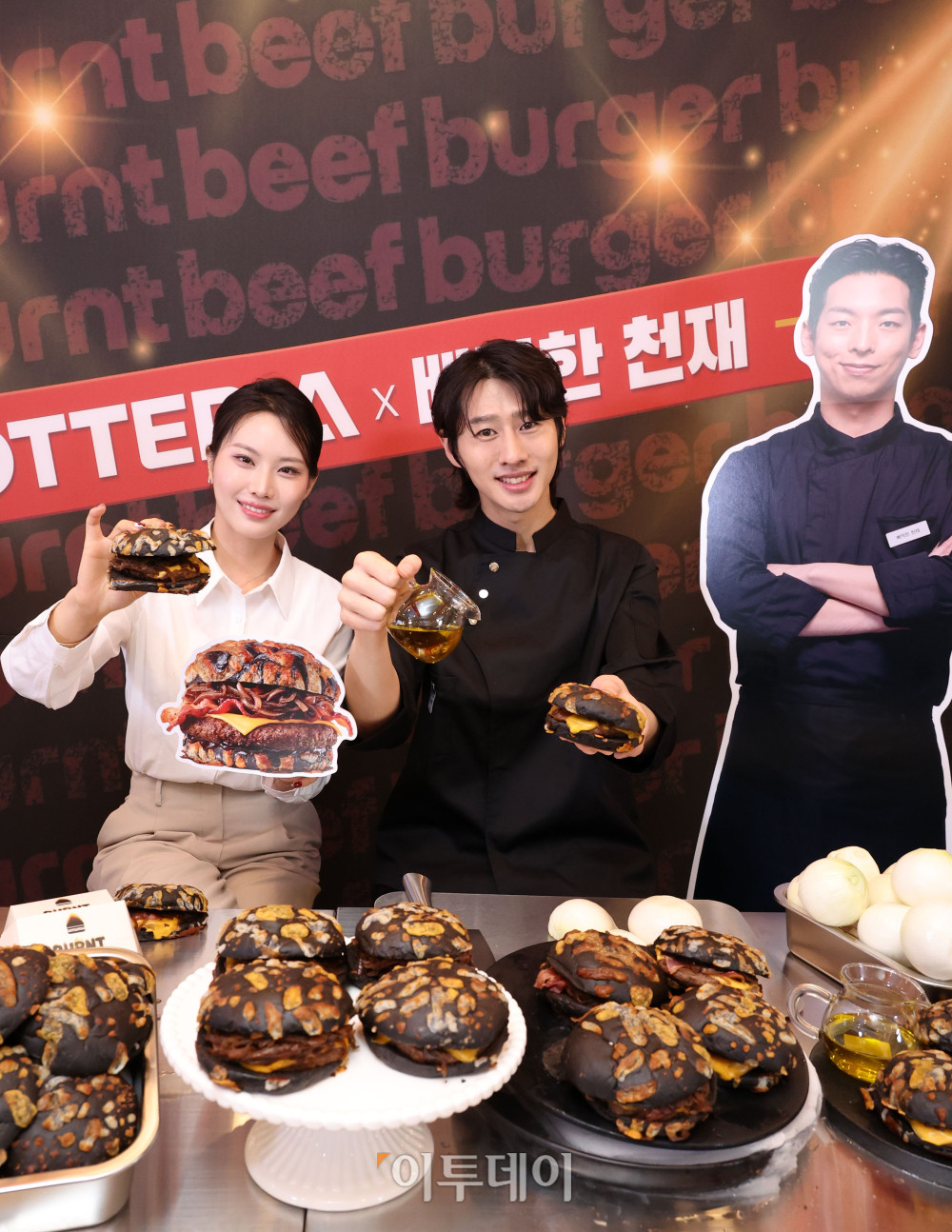 ▲롯데리아에서 타기 직전까지 끌어올린 재료 본연의 풍미를 담은 새로운 컨셉의 비프버거가 출시됐다. 롯데리아는 TTF(Taste The Fun)의 콘셉트 아래 '삐딱한 천재' 이찬양 셰프와의 협업을 통해 남다른 시선으로 바라본 삐탁한 버거 '번트 비프버거'를 선보인다. 번트 비프버거는 마치 그을린듯한 특이한 형상의 번트치즈번과 함께 캐러멜어니언과 깊은 육향의 순비프패티로 제품의 맛을 배가시킨 독특한 제품이다. 17일 롯데리아 숙대입구역점에서 모델들이 신제품 번트 비프버거를 소개하고 있다. 고이란 기자 photoeran@