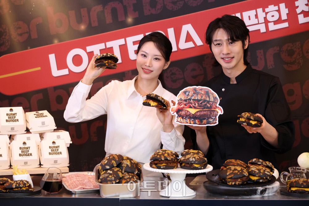 ▲롯데리아에서 타기 직전까지 끌어올린 재료 본연의 풍미를 담은 새로운 컨셉의 비프버거가 출시됐다. 롯데리아는 TTF(Taste The Fun)의 콘셉트 아래 '삐딱한 천재' 이찬양 셰프와의 협업을 통해 남다른 시선으로 바라본 삐탁한 버거 '번트 비프버거'를 선보인다. 번트 비프버거는 마치 그을린듯한 특이한 형상의 번트치즈번과 함께 캐러멜어니언과 깊은 육향의 순비프패티로 제품의 맛을 배가시킨 독특한 제품이다. 17일 롯데리아 숙대입구역점에서 모델들이 신제품 번트 비프버거를 소개하고 있다. 고이란 기자 photoeran@