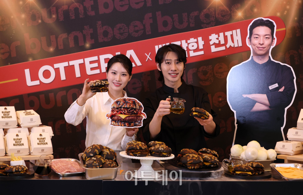 ▲롯데리아에서 타기 직전까지 끌어올린 재료 본연의 풍미를 담은 새로운 컨셉의 비프버거가 출시됐다. 롯데리아는 TTF(Taste The Fun)의 콘셉트 아래 '삐딱한 천재' 이찬양 셰프와의 협업을 통해 남다른 시선으로 바라본 삐탁한 버거 '번트 비프버거'를 선보인다. 번트 비프버거는 마치 그을린듯한 특이한 형상의 번트치즈번과 함께 캐러멜어니언과 깊은 육향의 순비프패티로 제품의 맛을 배가시킨 독특한 제품이다. 17일 롯데리아 숙대입구역점에서 모델들이 신제품 번트 비프버거를 소개하고 있다. 고이란 기자 photoeran@