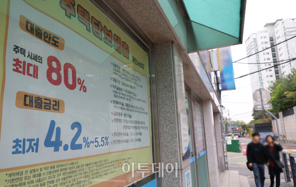 ▲국내은행 대출 연체율이 9개월 만에 최고 수준으로 올랐다. 17일 금융감독원에 따르면 2월 말 기준 국내은행의 원화대출 연체율은 0.62%로 전월보다 0.06%포인트 상승했다. 이는 지난해 5월(0.64%) 이후 가장 높은 수준으로, 가계대출과 기업대출 연체율이 모두 상승한 영향이다. 금감원은 대내외 경제 불확실성에 따른 연체율 상승 가능성에 대비해 충분한 대손충당금 적립 등 자산건전성 관리를 강화하겠다고 밝혔다. 사진은 이날 서울의 한 금융기관 앞에 게시된 대출 광고. 고이란 기자 photoeran@