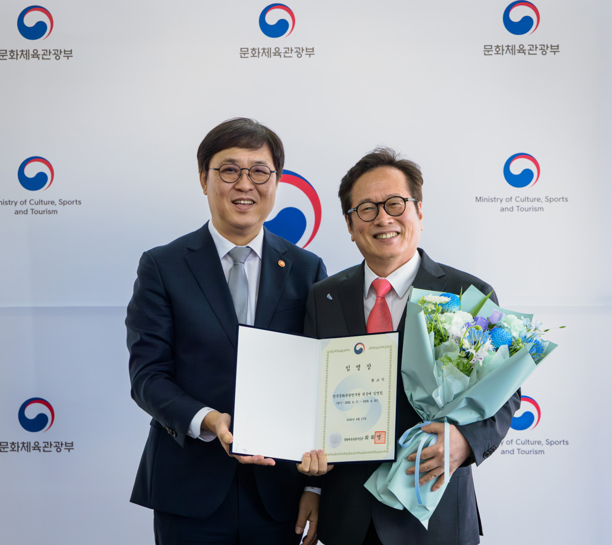 ▲17일 최휘영 문화체육관광부 장관과 한국문화관광연구원 신임 원장에 임명된 황교익 씨가 임명장 수여 후 기념 촬영을 하고 있는 모습. (사진제공=문체부)