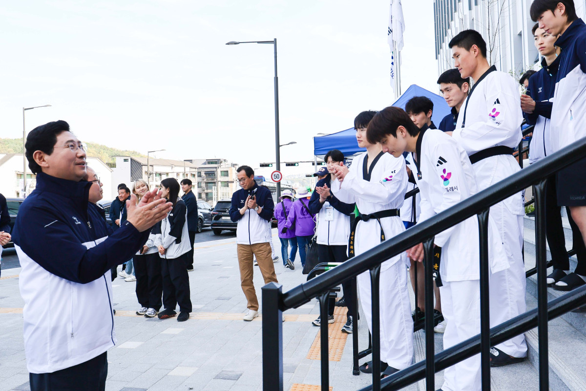 ▲이상일 용인특례시장(왼쪽)이 16일 경기도 광주시에서 열린 제72회 경기도체육대회에 출전한 용인특례시 태권도 선수단을 격려하고 있다. (용인특례시)
