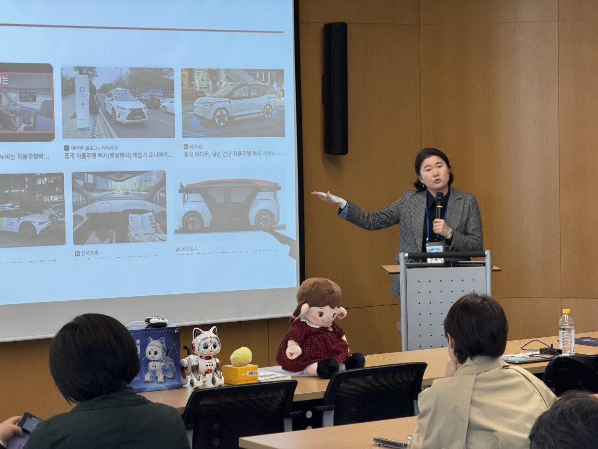 ▲이보람 써드에이지 대표가 16일 서울 강남구 법무법인 율촌 세미나실에서 열린 ‘2026 글로벌 시니어트렌드’에서 중국의 돌봄기술 확산과 고령산업 현황을 소개하고 있다.(이준호 기자)