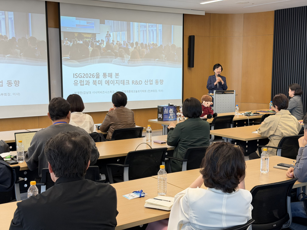▲박영란 강남대 시니어비즈니스학과 교수가 16일 ‘2026 글로벌 시니어트렌드’에서 북미·유럽의 제론테크 연구 흐름을 주제로 발표하고 있다.(이준호 기자)