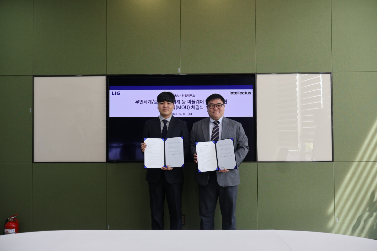 ▲LIG D&A 이승영 본부장(오른쪽)과 인텔렉투스 이상웅 대표가 기념촬영을 하고 있다. (사진제공=LIG D&A)