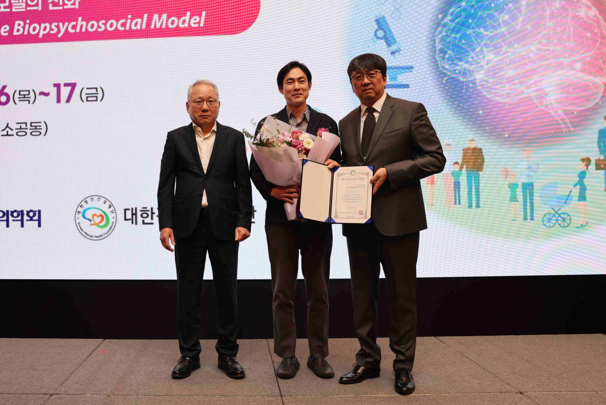 ▲윤도준 동화약품 회장(왼쪽부터), 정정엽 원장, 최준호 대한신경정신의학회 이사장이 16일 롯데호텔 서울에서 열린 ‘제10회 윤도준 의학상’ 시상식에서 기념촬영하고 있다. (사진제공=동화약품)