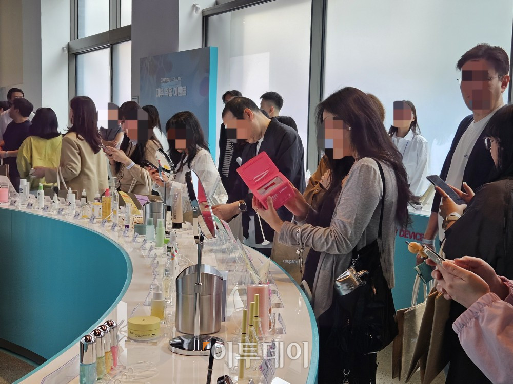 ▲쿠팡 메가뷰티쇼 버추얼스토어에서 방문객들이 제품을 살피며 체험하고 있다. (문현호 기자 m2h@)