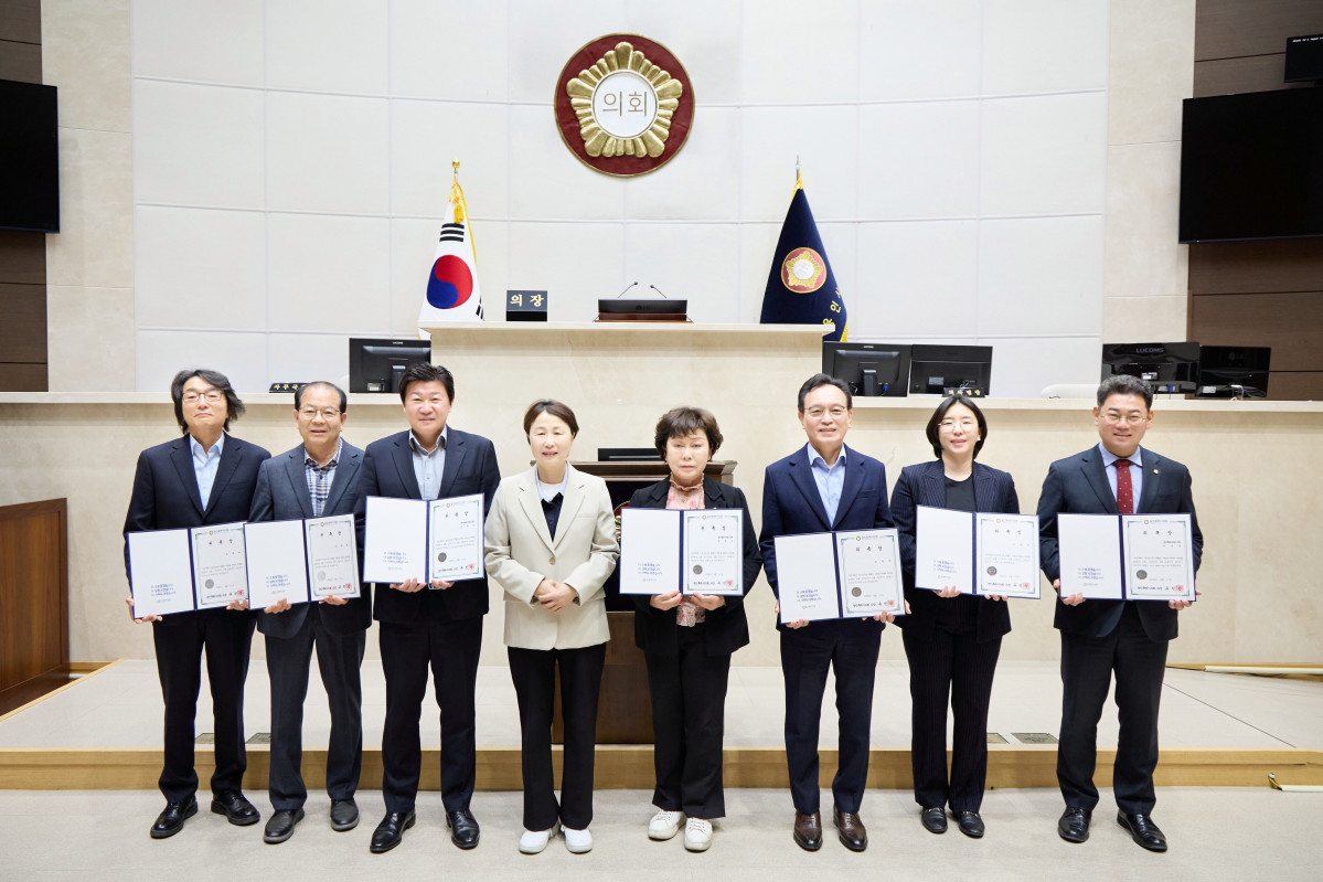 ▲유진선 용인특례시의회 의장(왼쪽에서 네 번째)과 2025 회계연도 결산검사위원들이 17일 용인특례시의회 본회의장에서 위촉장 수여 후 기념촬영을 하고 있다. (용인특례시의회)