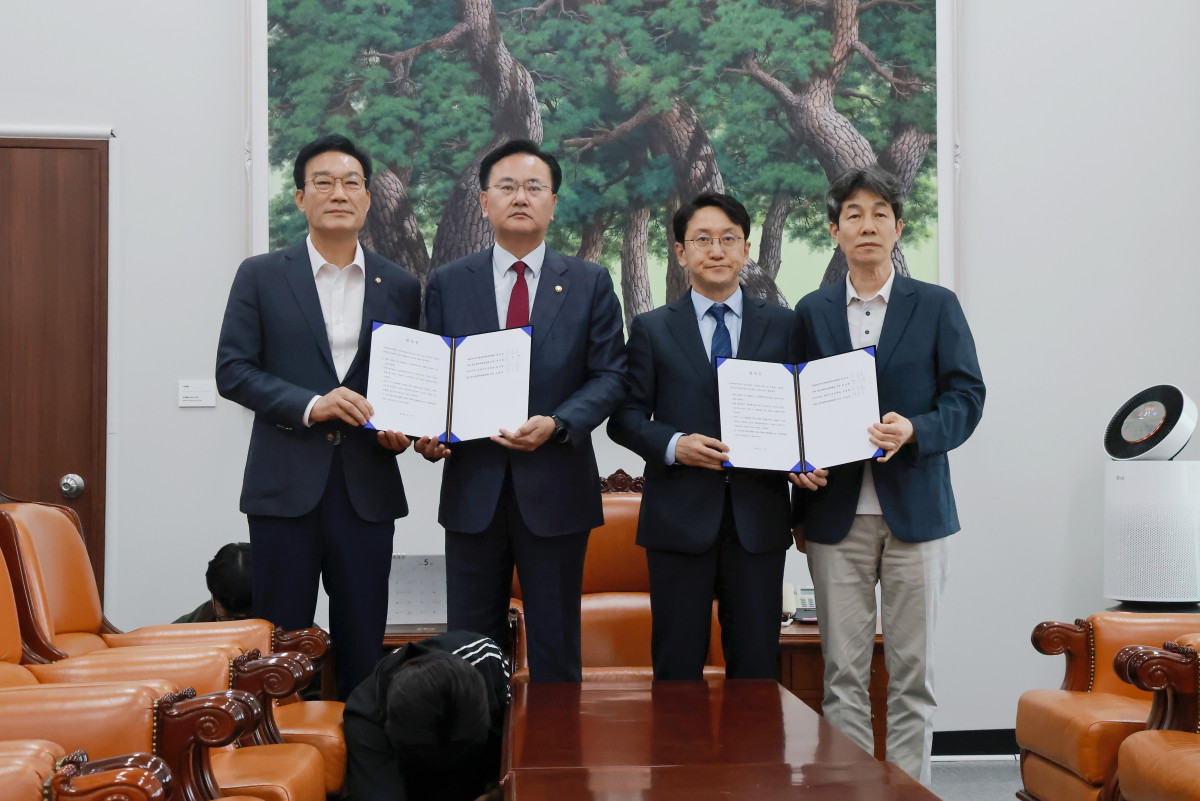 ▲더불어민주당 천준호 원내운영수석부대표(오른쪽 두번째)와 국민의힘 유상범 원내운영수석부대표(왼쪽 두번째)가 17일 국회에서 6·3 지방선거와 관련해 합의를 마친 뒤 기념 촬영하고 있다. 왼쪽은 국회 정치개혁특별위원회 야당 간사인 국민의힘 서일준 의원, 오른쪽은 정개특위 여당 간사인 민주당 윤건영 의원. 사진=연합뉴스