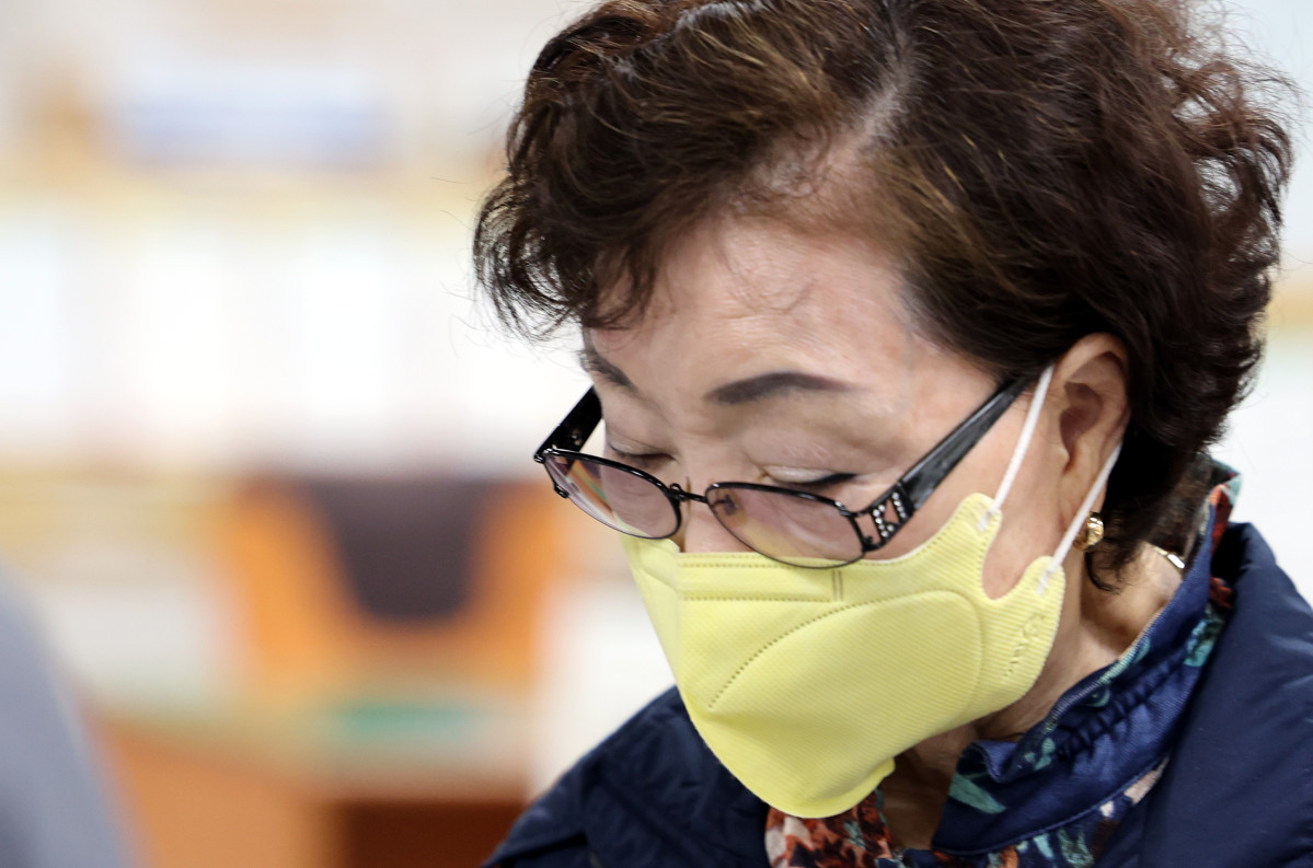 ▲경기 양평 공흥지구 개발 특혜 의혹으로 재판에 넘겨진 김건희 여사 모친 최은순 씨가 17일 오후 서울 서초구 서울중앙지방법원에서 열린 공판에 출석하고 있다. (뉴시스)