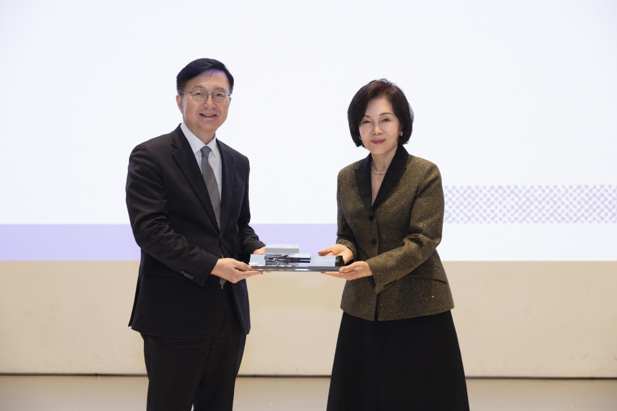 ▲유홍림 서울대 총장과 홍라희 리움미술관 명예관장이 17일 서울대 미술관 개관 20주년 기념 감사패 전달식에서 기념촬영을 하고 있다. (사진=연합뉴스)