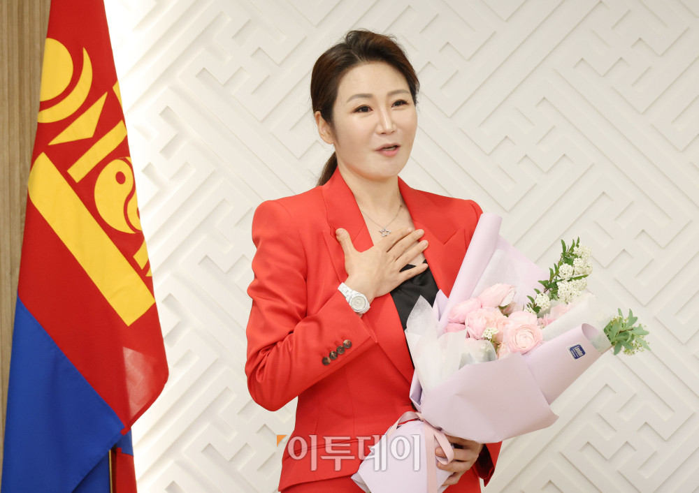 ▲안주은 오페라 연출가가 17일 서울 용산구 주한 몽골대사관에서 열린 몽골문화 홍보대사 위촉식에서 소감을 밝히고 있다. 고이란 기자 photoeran@