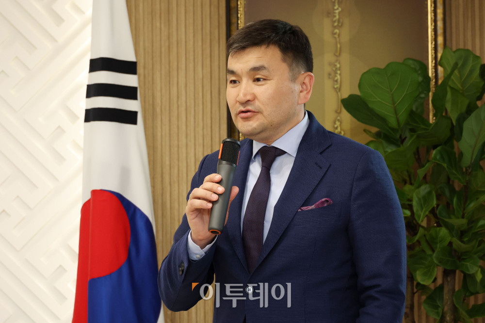 ▲수헤 수흐볼드 주한 몽골대사가 17일 서울 용산구 주한 몽골대사관에서 열린 안주은 오페라 연출가 몽골문화 홍보대사 위촉식에서 축사를 하고 있다. 고이란 기자 photoeran@