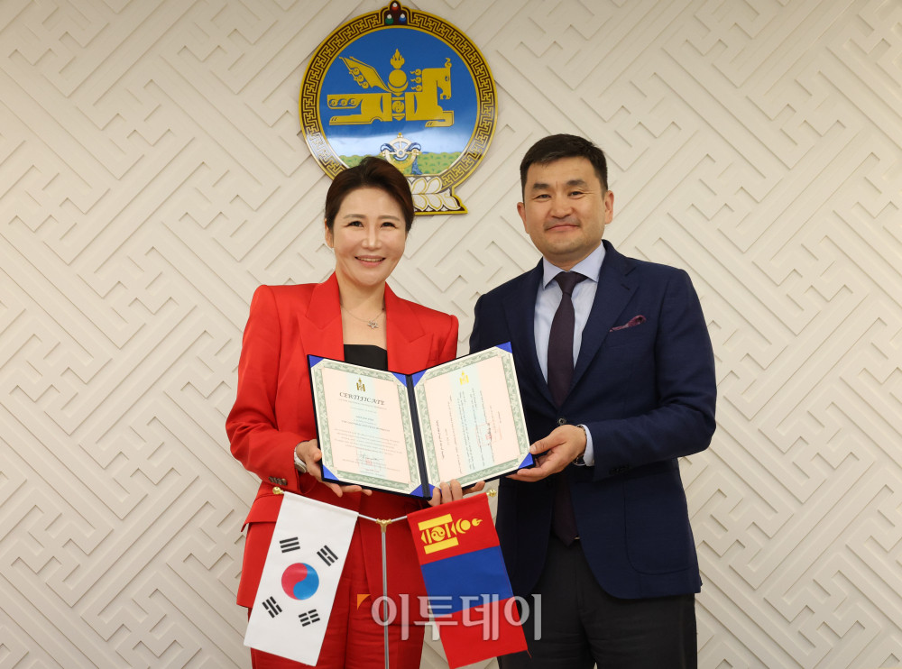 ▲수헤 수흐볼드(오른쪽) 주한 몽골대사와 안주은 오페라 연출가가 17일 서울 용산구 주한 몽골대사관에서 열린 몽골문화 홍보대사 위촉식에서 기념촬영을 하고 있다. 고이란 기자 photoeran@