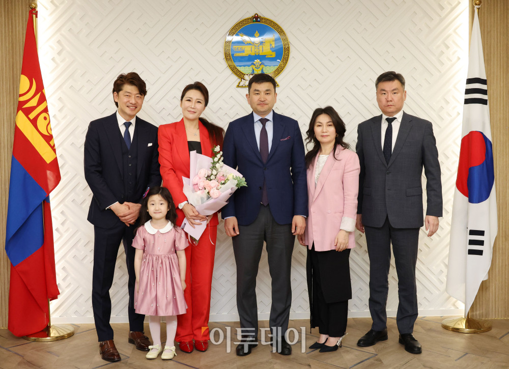 ▲수헤 수흐볼드(오른쪽 세번째) 주한 몽골대사와 안주은(오른쪽 네번째) 오페라 연출가가 17일 서울 용산구 주한 몽골대사관에서 열린 몽골문화 홍보대사 위촉식에서 참석자들과 기념촬영을 하고 있다. 왼쪽은 박철환 에이비씨컨텐츠그룹 총괄대표. 고이란 기자 photoeran@