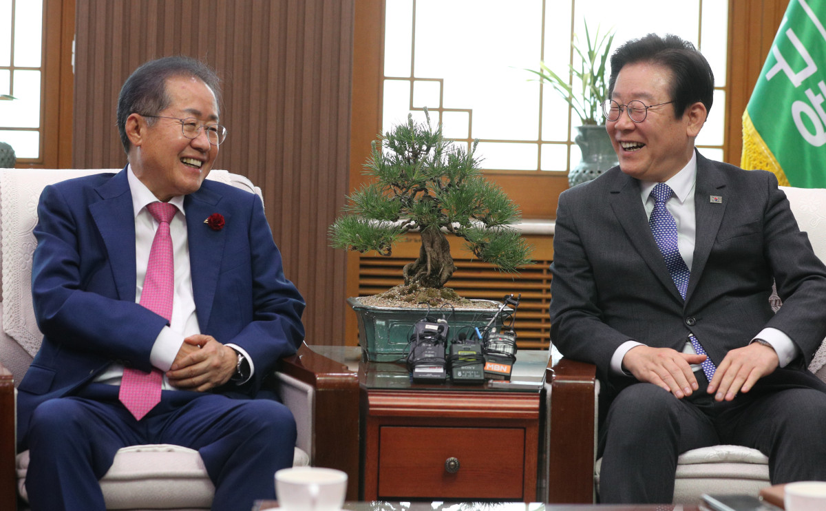 ▲2023년 5월 당시 이재명(오른쪽) 더불어민주당 대표가 대구시청 산격청사를 찾아 홍준표 대구시장과 면담하고 있다. (사진=연합뉴스)