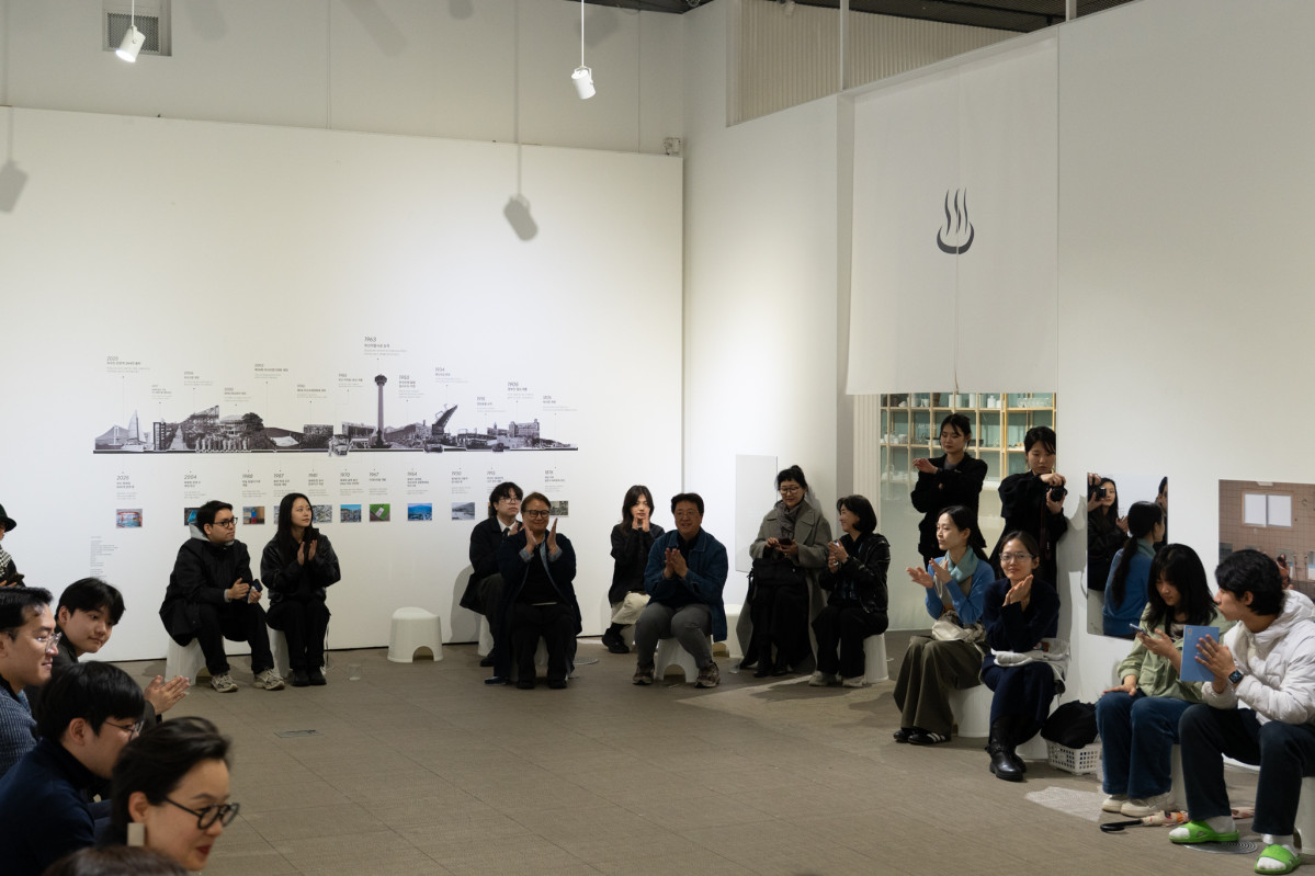 ▲4월 10일 갤러리로얄에서 열린 전시 오프닝 행사. 관람객들이 목욕탕 의자에 앉아 즐겁게 대화를 나누고 있다 (사진제공=매끈목욕연구소)