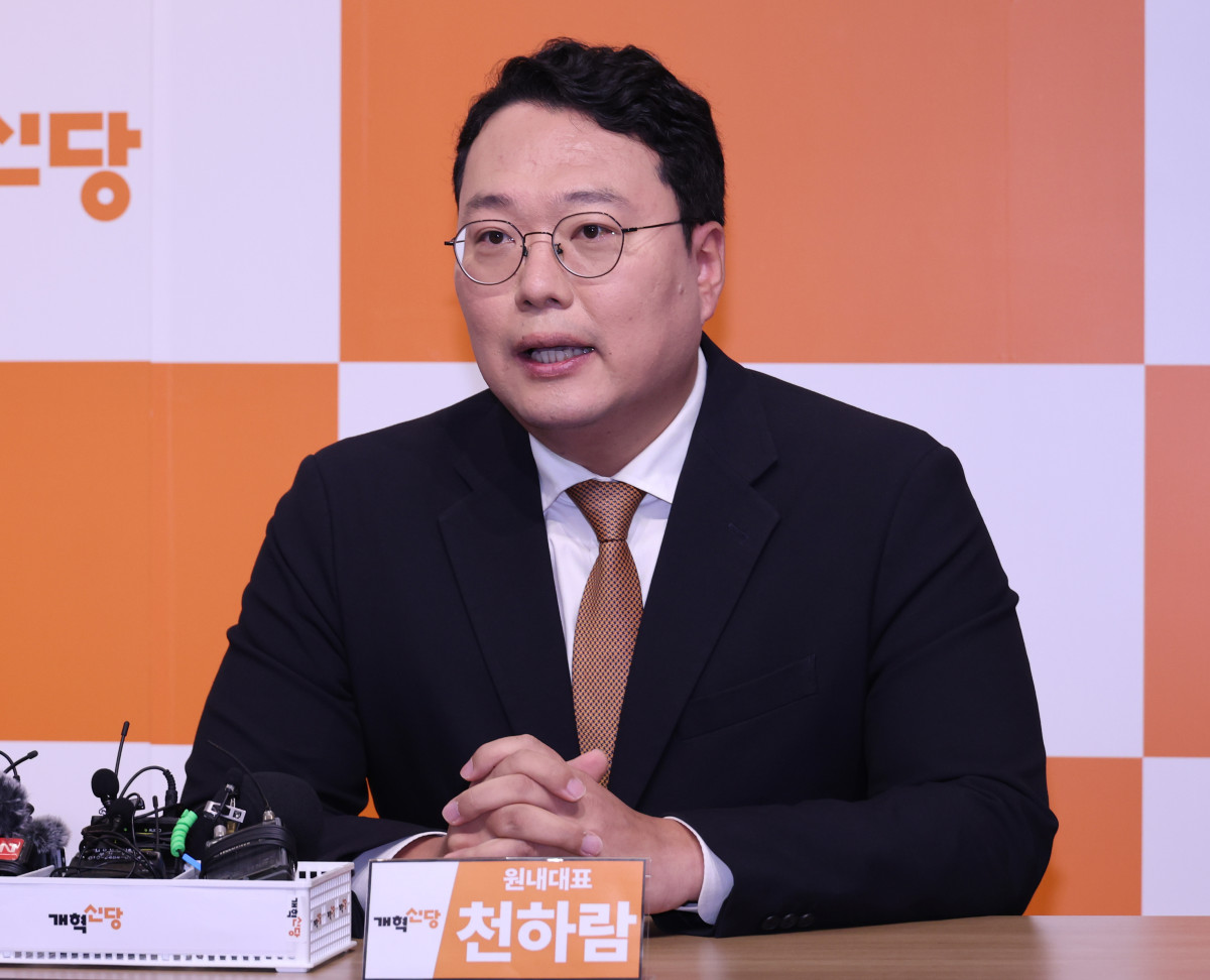 ▲천하람 개혁신당 원내대표가 16일 부산 부산진구 정이한 부산시장 후보 캠프에서 열린 현장 최고위원회의에서 모두발언하고 있다. (연합뉴스)