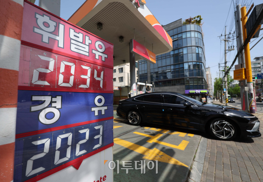 ▲전국 평균 휘발유 가격이 리터당 2000원을 넘어선 가운데 19일 서울의 한 주유소에 유가 정보가 표시돼 있다. 한국석유공사 유가정보시스템 오피넷에 따르면 이날 오전 9시 기준 휘발유 전국 평균 가격은 전날 대비 0.42원 상승한 리터당 2001.93원, 경유 평균 가격은 전날 대비 0.35원 상승한 리터당 1995.62원을 기록했다. 김예연 인턴기자 kimye@