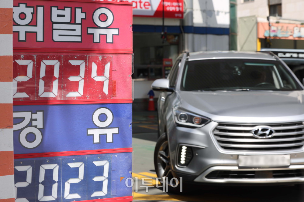 ▲전국 평균 휘발유 가격이 리터당 2000원을 넘어선 가운데 19일 서울의 한 주유소에 유가 정보가 표시돼 있다. 한국석유공사 유가정보시스템 오피넷에 따르면 이날 오전 9시 기준 휘발유 전국 평균 가격은 전날 대비 0.42원 상승한 리터당 2001.93원, 경유 평균 가격은 전날 대비 0.35원 상승한 리터당 1995.62원을 기록했다. 김예연 인턴기자 kimye@