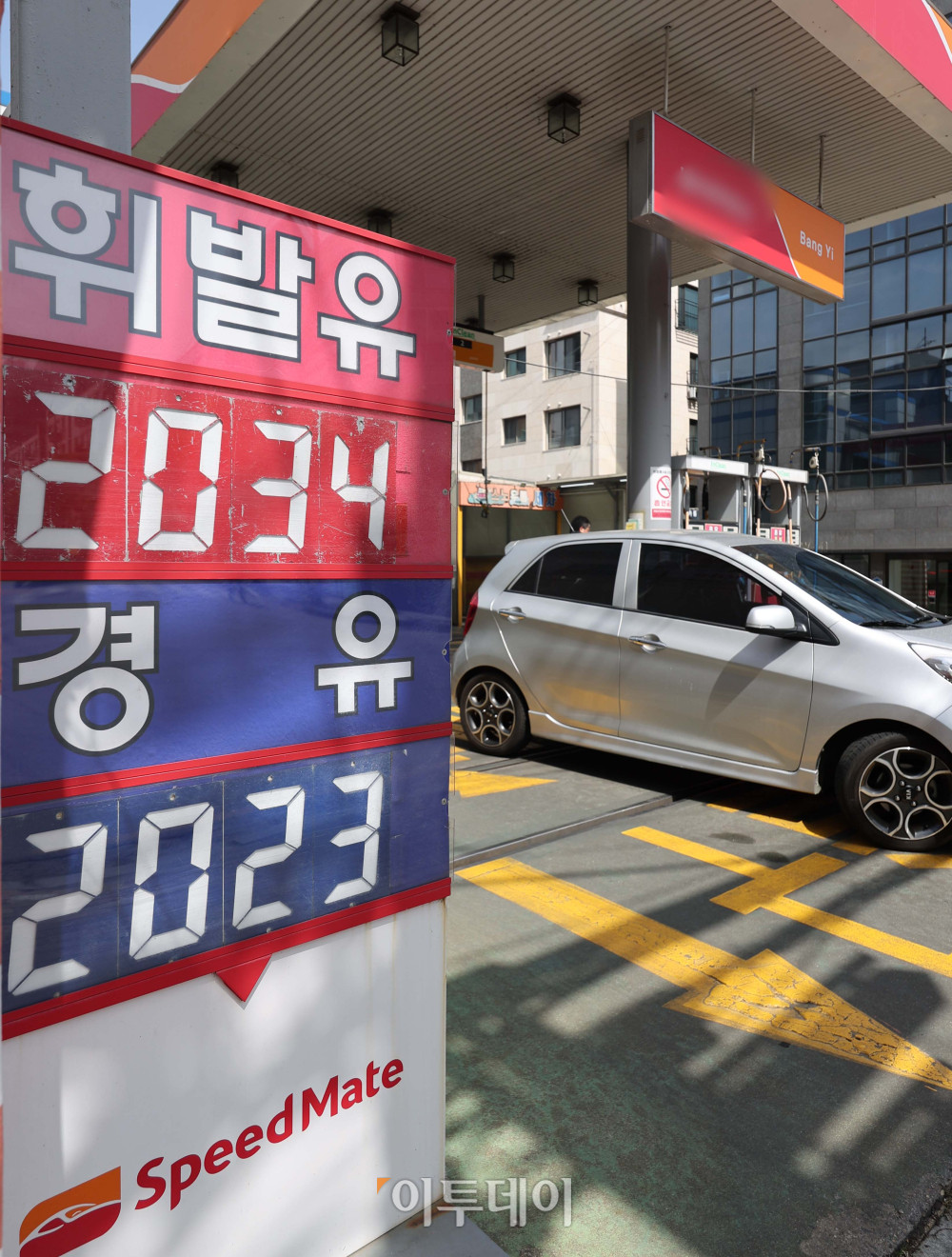 ▲전국 평균 휘발유 가격이 리터당 2000원을 넘어선 가운데 19일 서울의 한 주유소에 유가 정보가 표시돼 있다. 한국석유공사 유가정보시스템 오피넷에 따르면 이날 오전 9시 기준 휘발유 전국 평균 가격은 전날 대비 0.42원 상승한 리터당 2001.93원, 경유 평균 가격은 전날 대비 0.35원 상승한 리터당 1995.62원을 기록했다. 김예연 인턴기자 kimye@