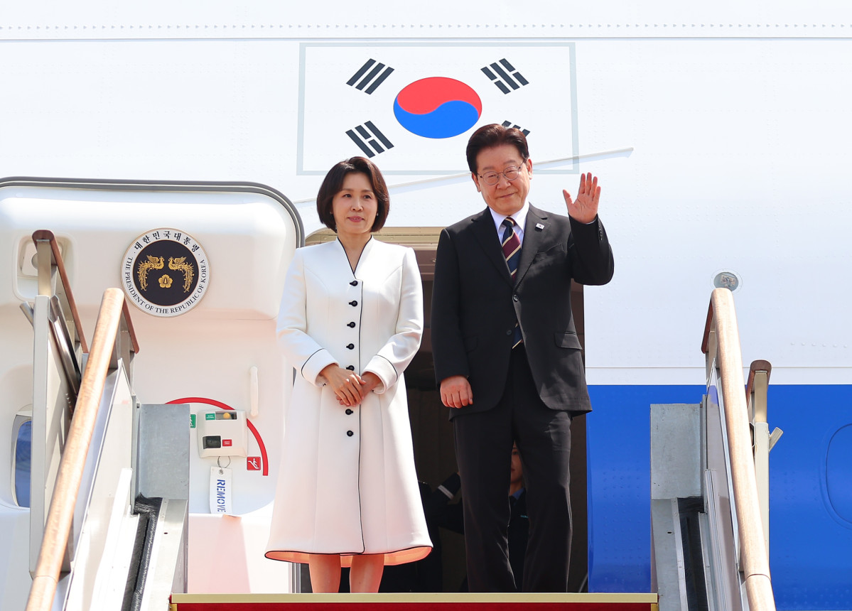 ▲인도·베트남을 국빈 방문하는 이재명 대통령과 김혜경 여사가 19일 성남 서울공항 공군 1호기에서 환송객에게 인사하고 있다. (연합뉴스)