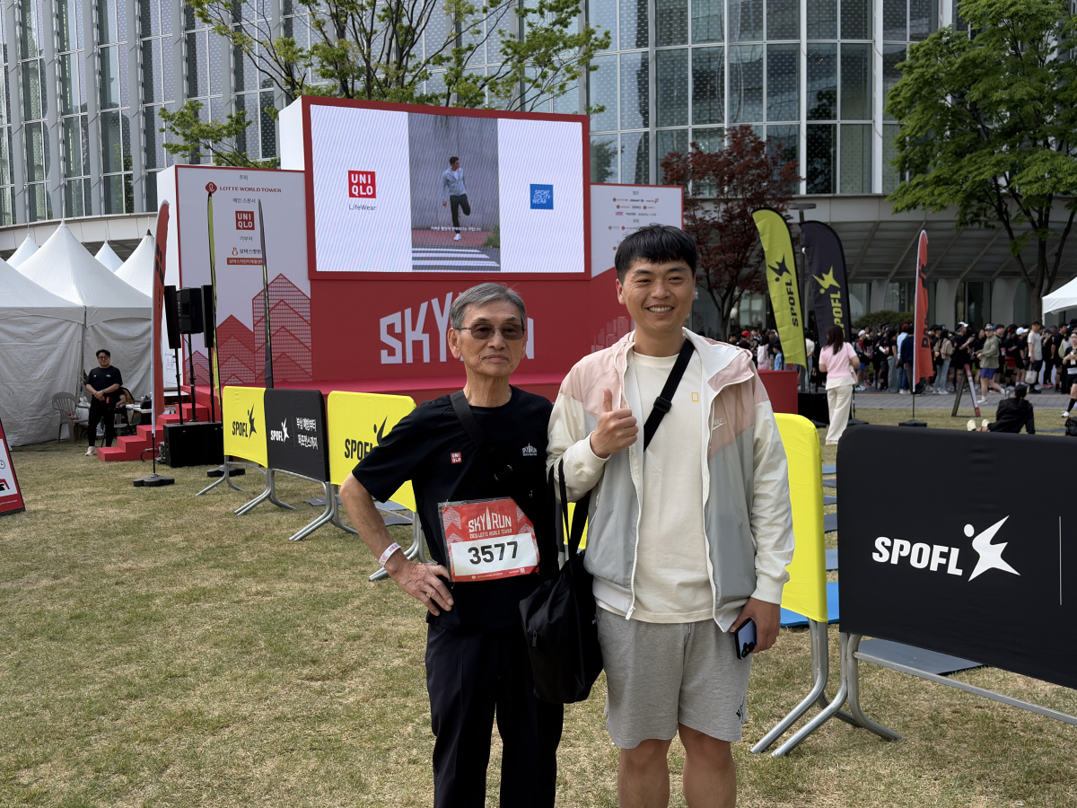 ▲19일 서울 잠실에서 열린 ‘2026 롯데월드타워 스카이런(SKY RUN)’에 참가한 뇌성마비 환아 강규빈(오른쪽) 군과 아버지 강현구 씨. 사진=황민주 기자