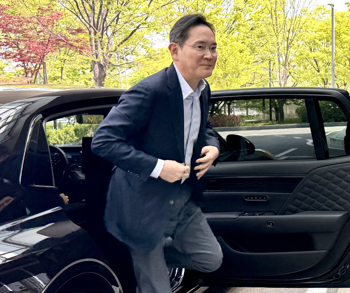 ▲인도·베트남 경제사절단 동행 위해 출국하는 이재용 회장. (연합뉴스)