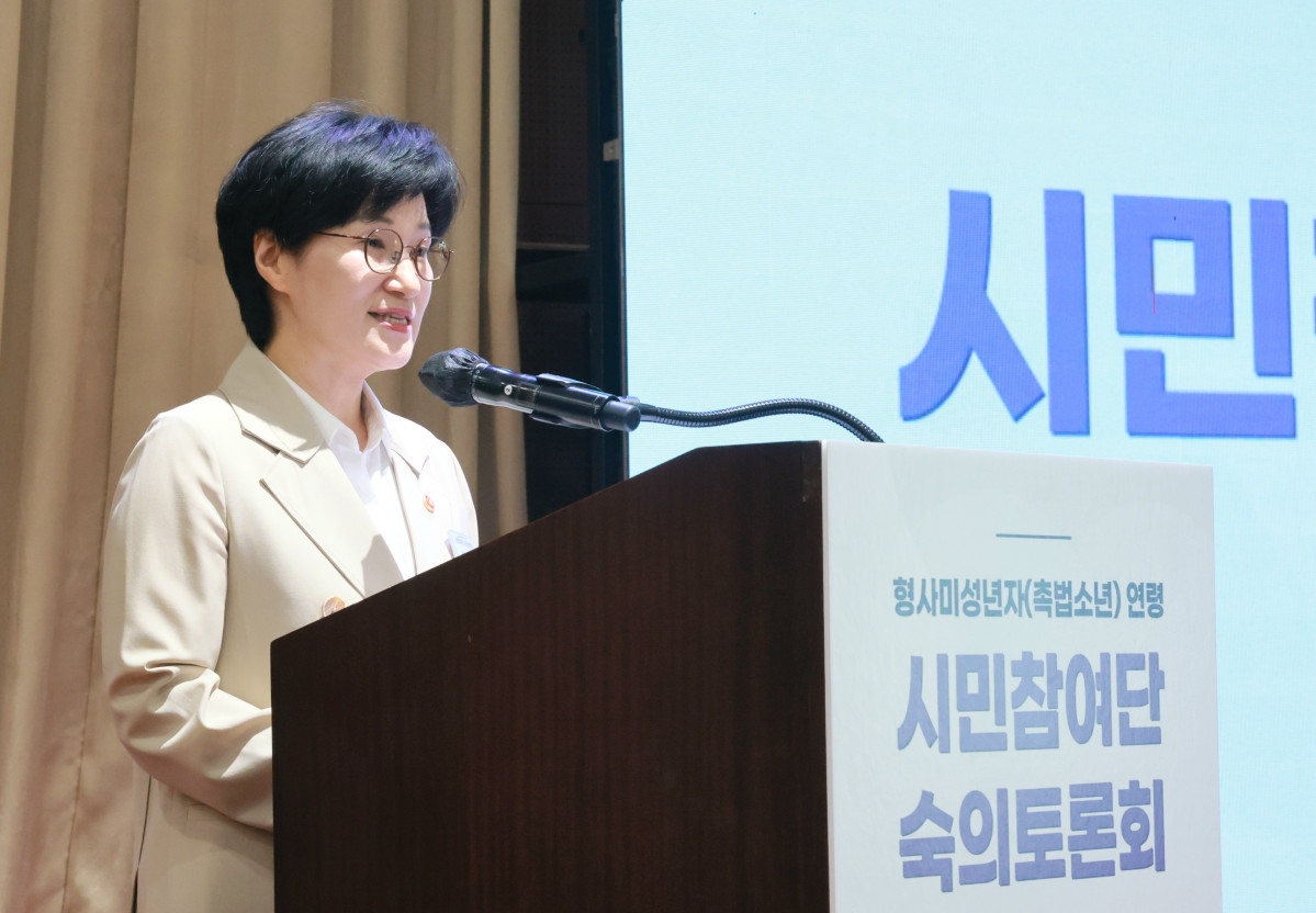 ▲원민경 성평등가족부 장관이 19일 서울 광진구 세종대학교에서 열린 '형사미성년자(촉법소년) 연령 시민참여단 숙의토론회'에서 시민참여단의 생생하고 적극적인 토론과 논의를 당부하고 있다. (연합뉴스)