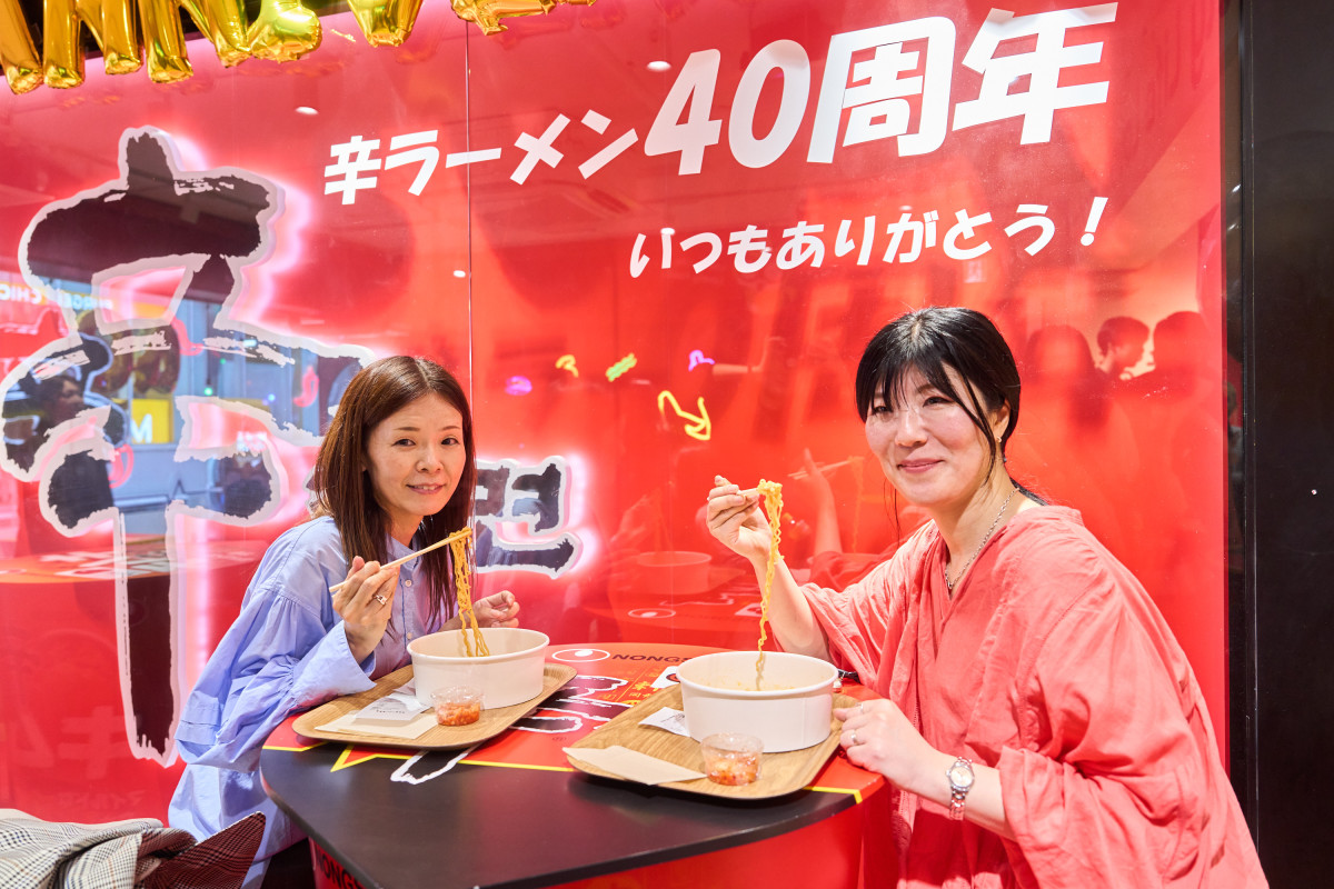 ▲15일 도쿄 하라주쿠 다케시타 거리에 있는 '신라면분식' 방문객들이 일명 '한강 라면' 라면 즉석조리기를 체험한 뒤 라면을 맛보고 있다. (사진제공=농심)