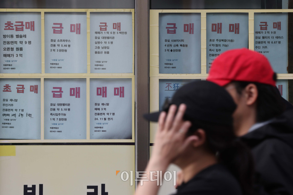 ▲봄 이사 철이 한창인 가운데 서울 아파트 전세 매물이 2년 전 대비 절반 가까이 줄어든 것으로 나타났다. 19일 부동산 빅데이터 업체 아실에 따르면 전날 기준 서울 아파트 전세 매물은 1만5427건으로, 2년 전인 2024년 4월 18일(3만750건) 대비 49.9% 급감했다. 이날 서울의 한 공인중개사무소에 매물 정보가 붙어있다. 김예연 인턴기자 kimye@