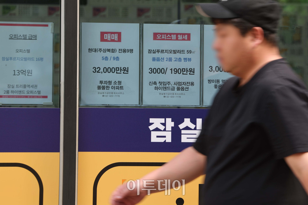 ▲봄 이사 철이 한창인 가운데 서울 아파트 전세 매물이 2년 전 대비 절반 가까이 줄어든 것으로 나타났다. 19일 부동산 빅데이터 업체 아실에 따르면 전날 기준 서울 아파트 전세 매물은 1만5427건으로, 2년 전인 2024년 4월 18일(3만750건) 대비 49.9% 급감했다. 이날 서울의 한 공인중개사무소에 매물 정보가 붙어있다. 김예연 인턴기자 kimye@