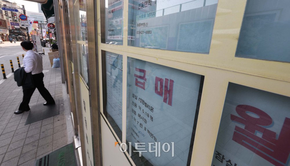 ▲봄 이사 철이 한창인 가운데 서울 아파트 전세 매물이 2년 전 대비 절반 가까이 줄어든 것으로 나타났다. 19일 부동산 빅데이터 업체 아실에 따르면 전날 기준 서울 아파트 전세 매물은 1만5427건으로, 2년 전인 2024년 4월 18일(3만750건) 대비 49.9% 급감했다. 이날 서울의 한 공인중개사무소에 매물 정보가 붙어있다. 김예연 인턴기자 kimye@