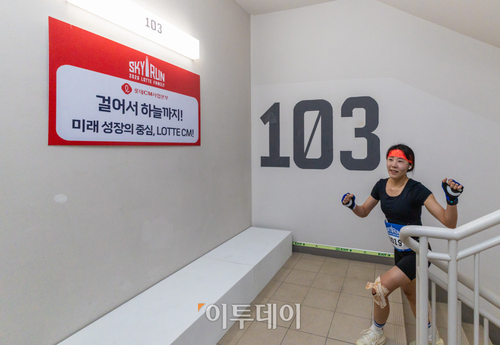 ▲19일 서울 송파구 롯데월드타워에서 열린 수직 마라톤 대회 '2026 롯데월드타워 스카이런' 행사에서 한 참가자가 103층을 지나고 있다. 김예연 인턴기자 kimye@