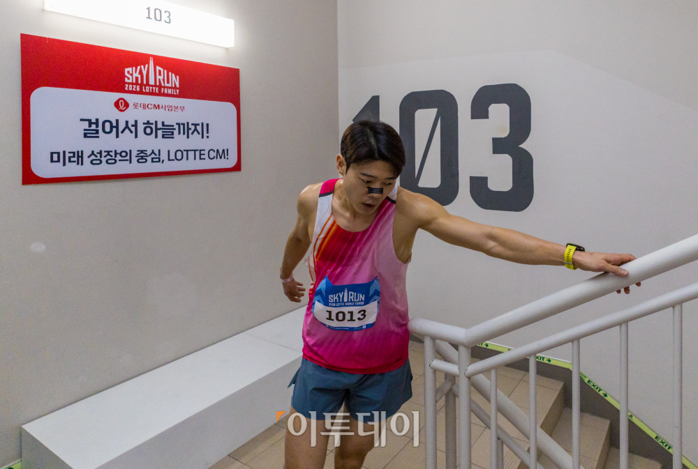 ▲19일 서울 송파구 롯데월드타워에서 열린 수직 마라톤 대회 '2026 롯데월드타워 스카이런' 행사에서 한 참가자가 103층을 지나고 있다. 김예연 인턴기자 kimye@