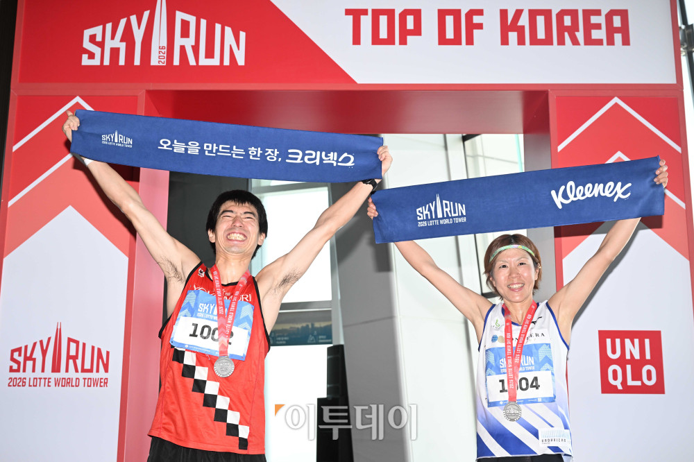 ▲19일 오전 서울 송파구 롯데월드타워에서 열린 '2026 롯데월드타워 스카이런(SKY RUN)'에서 참가자들이 완주 후 기념촬영을 하고 있다. 김예연 인턴기자 kimye@