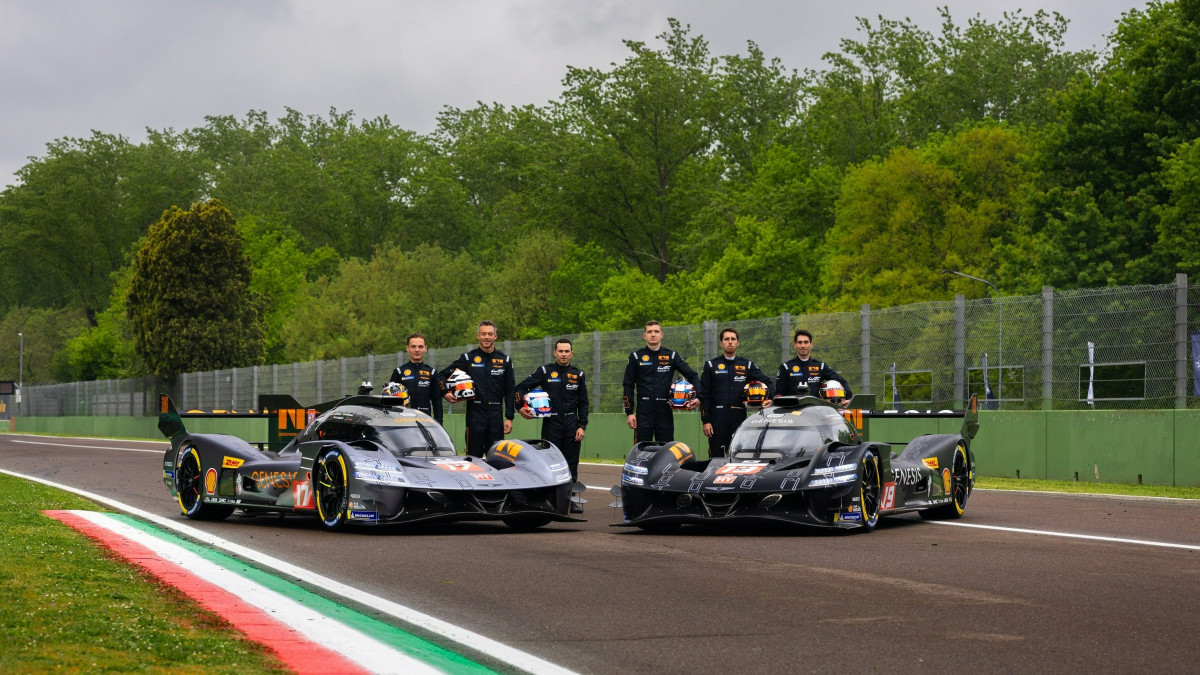▲(왼쪽부터) GMR-001 Hypercar #17 차량과 #19번 차량 뒤에 서 있는 마티스 조베르(Mathys Jaubert), 안드레 로테러(André Lotterer), 피포 데라니(Pipo Derani), 마튜 자미네(Mathieu Jaminet), 다니엘 훈카데야(Daniel Juncadella), 폴-루 샤탕(Paul-Loup Chatin). (사진=제네시스)